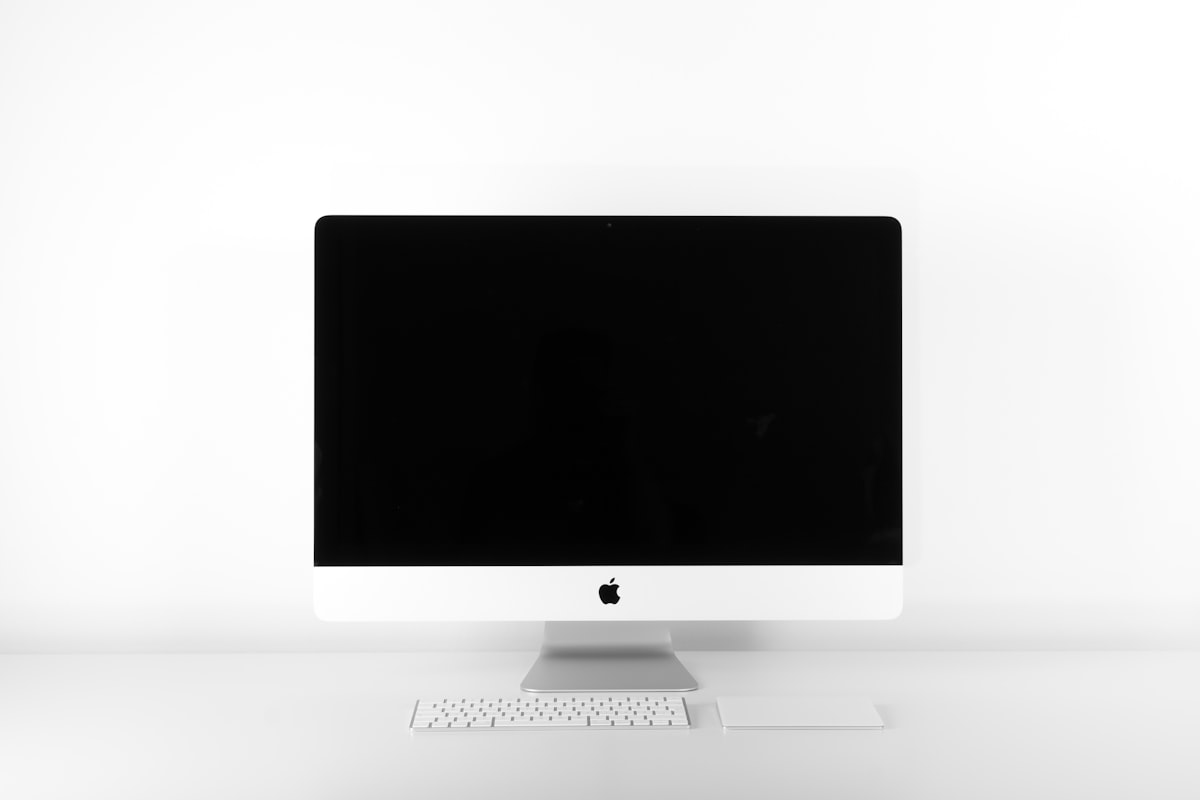 Création de site web professionnel sur iMac — agence Maikkom