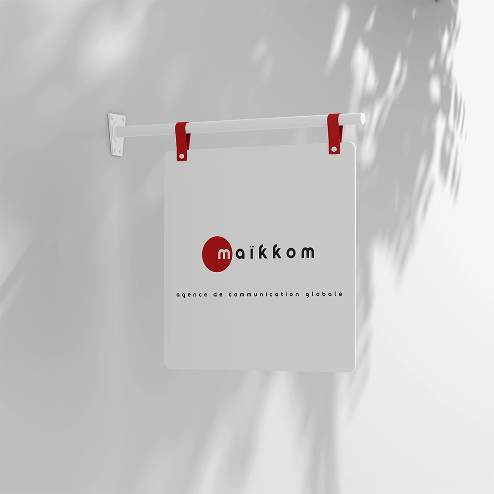 Enseigne Maïkkom fixée au mur – Agence de communication globale