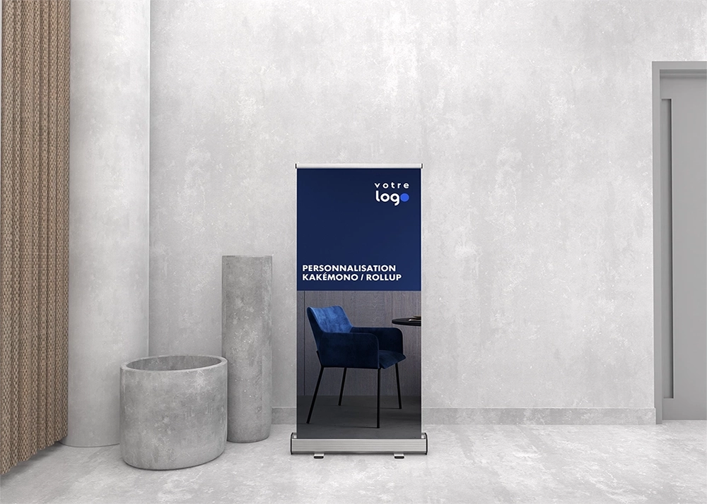 Kakemono publicitaire Maikkom – Signalétique événementielle | Agence communication Maikkom kakemono publicitaire - Support publicitaire vertical installé dans environnement professionnel moderne