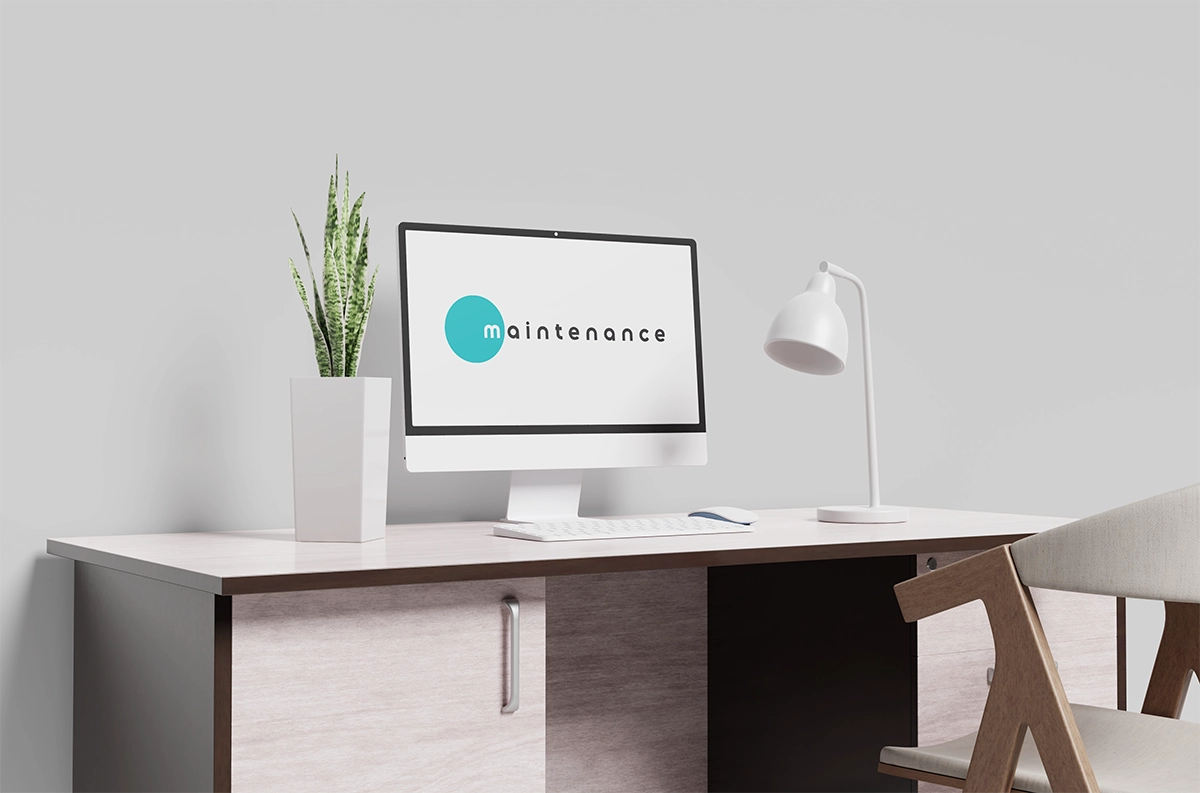 Maintenance site web Maikkom – Services maintenance continue | Agence web support technique Maikkom maintenance site web - Poste de travail avec écran affichant services maintenance continue sites internet