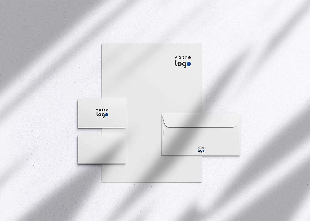 Papeterie entreprise Maikkom – Communication institutionnelle personnalisée | Agence communication Maikkom papeterie entreprise - Ensemble enveloppes et en-têtes personnalisés disposés artistiquement