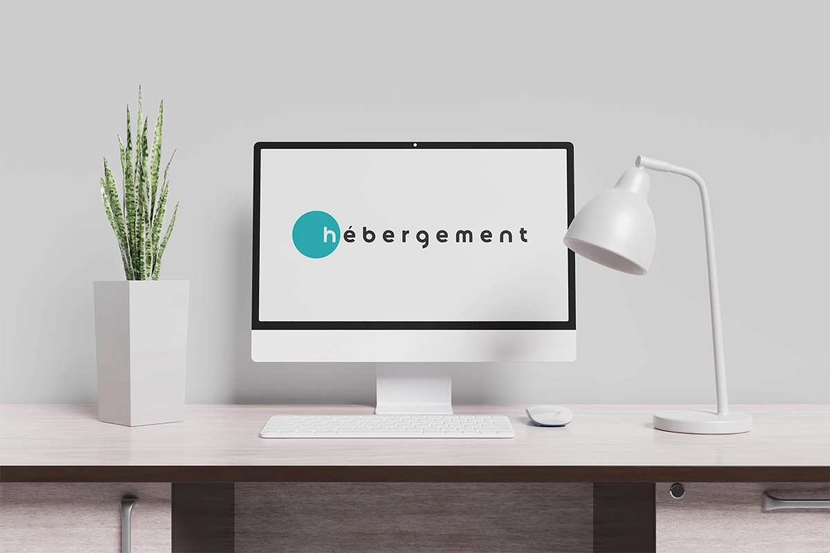 Hébergement web Maikkom – Services hébergement professionnel sécurisé | Agence web Maikkom hébergement web - Poste de travail moderne avec écran affichant services hébergement professionnel