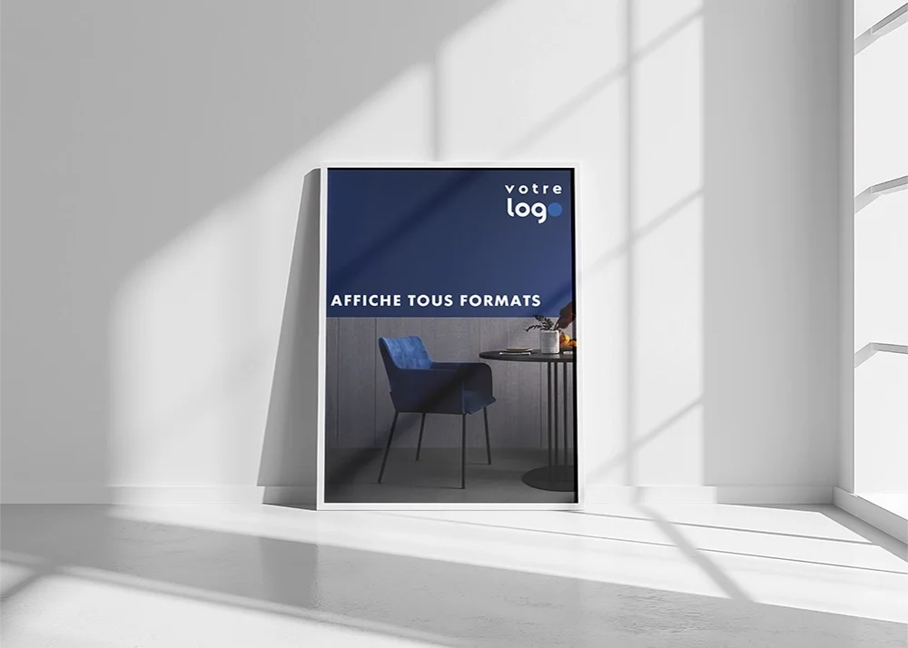 Maikkom affiche grand format - Affiche publicitaire grand format adossée au mur avec éclairage naturel