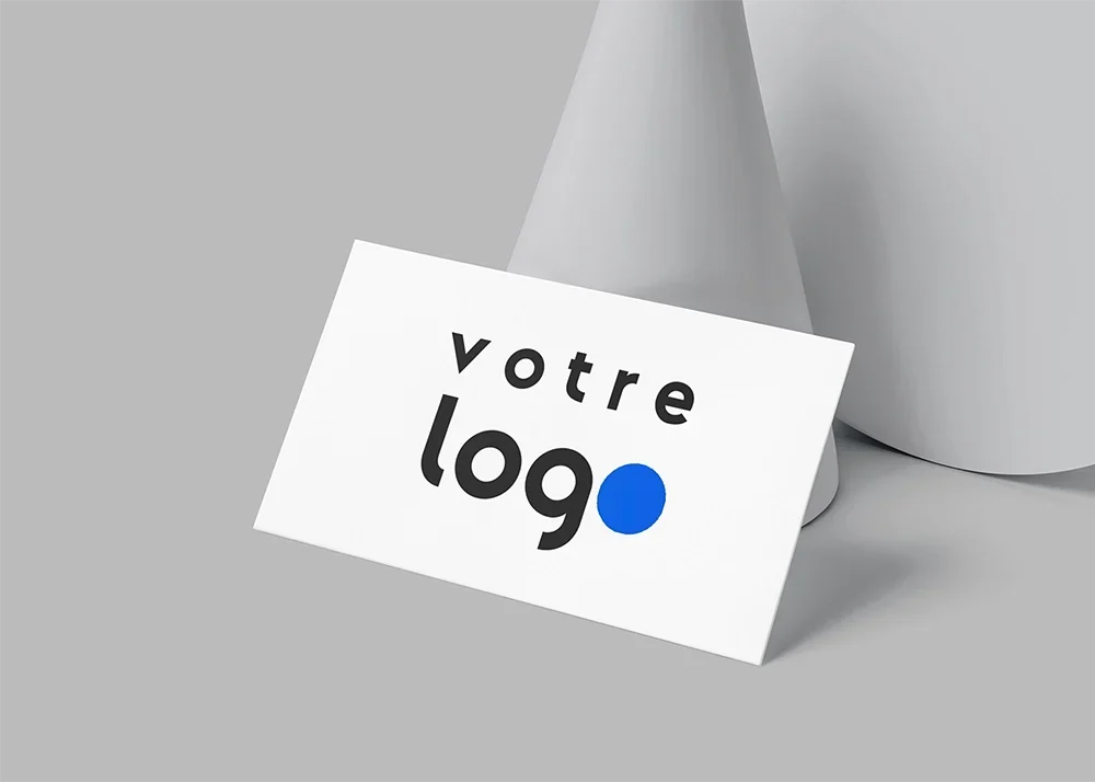 Maikkom carte de visite - Support communication imprimé sur surface blanche avec éclairage naturel et ombres géométriques