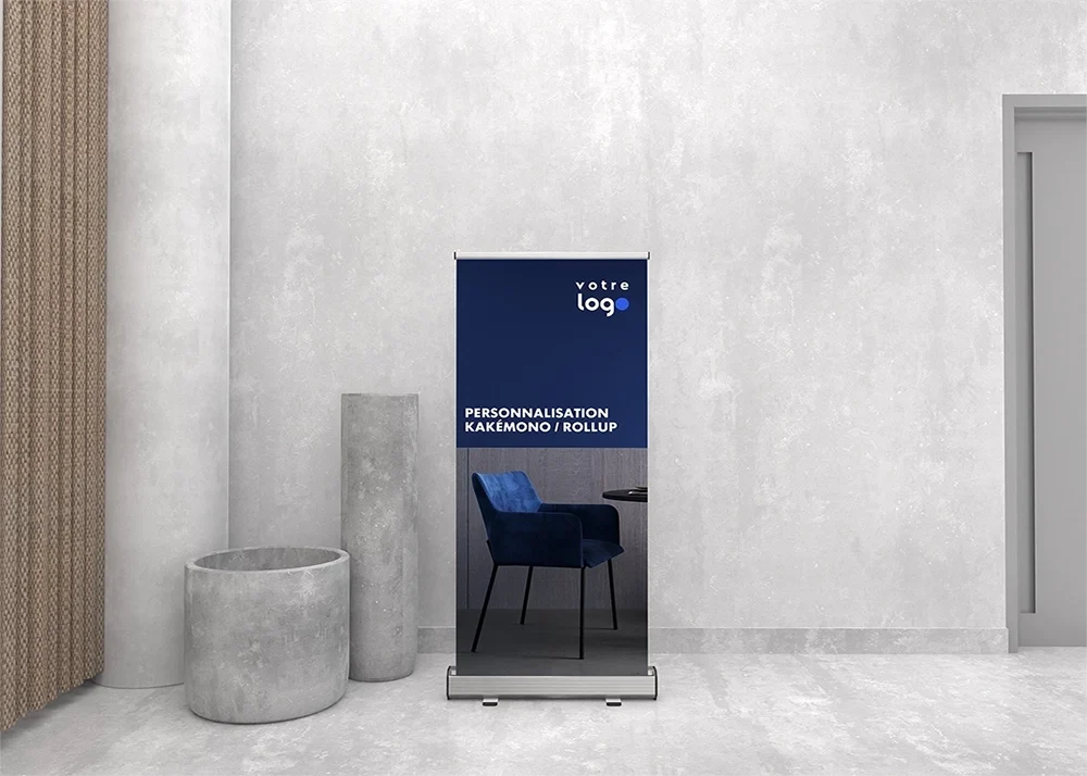 Maikkom kakemono publicitaire - Support publicitaire vertical installé dans environnement professionnel moderne