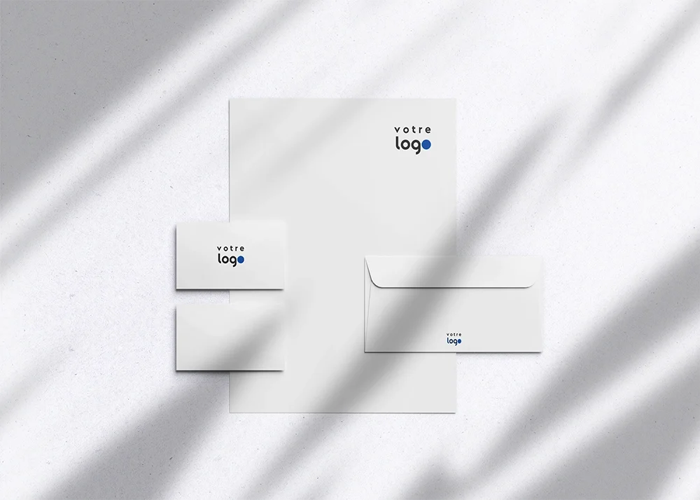 Maikkom papeterie entreprise - Ensemble enveloppes et en-têtes personnalisés disposés artistiquement