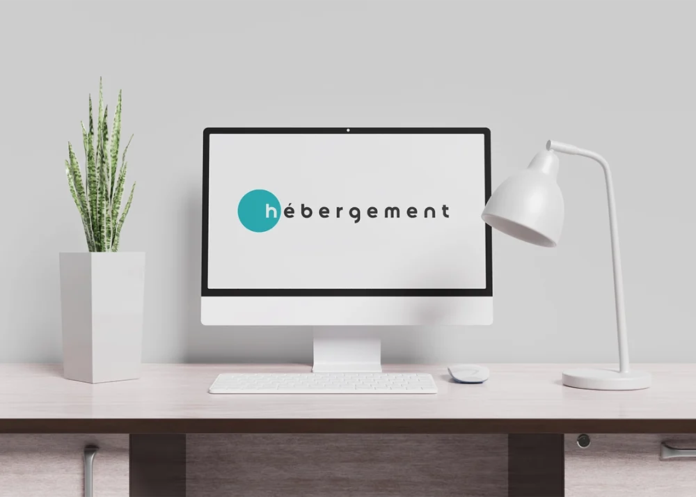 Maikkom hébergement web - Poste de travail moderne avec écran affichant services hébergement professionnel